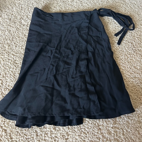 BLACK BRANDY MELVILLE WRAP SKIRT - Picture 2 of 3